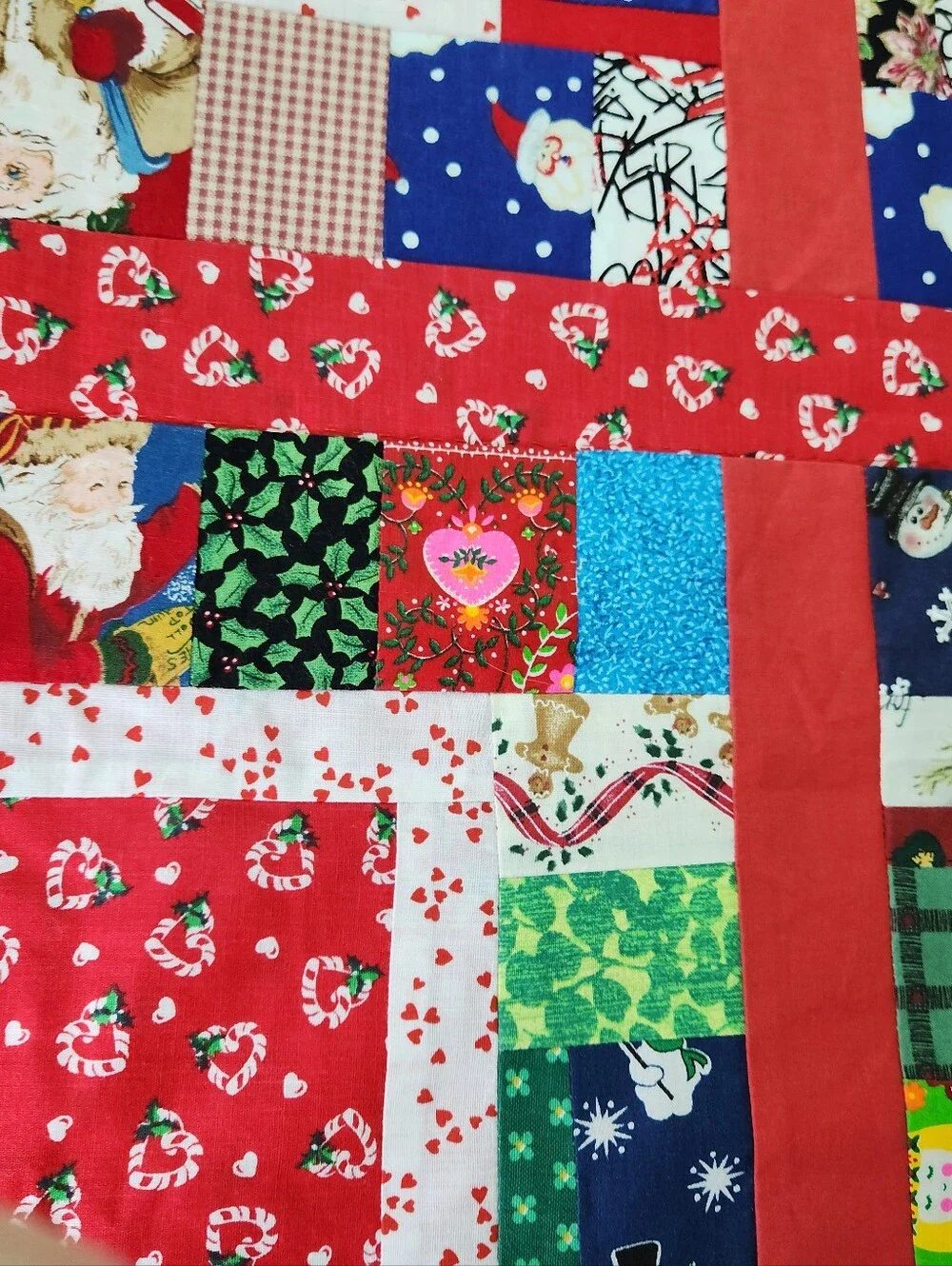 🎄 Cozy Up Your Holidays with this Handmade Christmas Quilt! 🎄